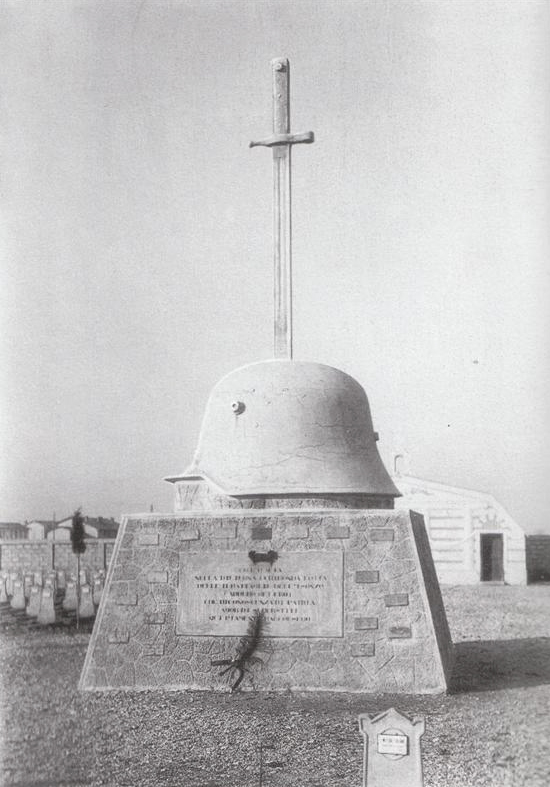 Monumento nel cimitero degli Eroi a Mossa